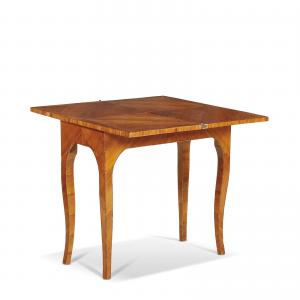 Spieltisch aus Rosenholz mit Fadenintarsien
